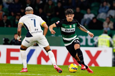 Liga Portekiz maçı sırasında Estadio Jose Alvalade 'de (Maciej Rogowski) Sporting CP ve FC Famalicao takımları arasında görülen Sorriso ve Maximiliano Araujo)
