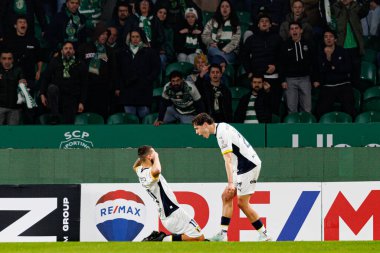 Oscar Aranda ve Gustavo Sa, Estadio Jose Alvalade 'deki (Maciej Rogowski) Sporting CP ve FC Famalicao takımları arasında oynanan Liga Portekiz maçında gol attıktan sonra kutlama yaparken görüldü.)