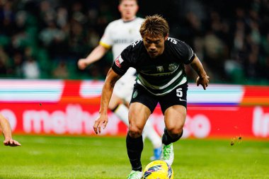 Hidemasa Morita, Liga Portekiz maçı sırasında Estadio Jose Alvalade 'de (Maciej Rogowski) Sporting CP ve FC Famalicao takımları arasında görüldü.)