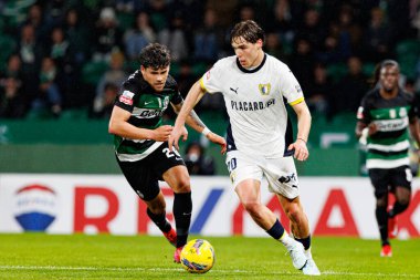 Maximiliano Araujo ve Gustavo Sa Liga Portekiz maçı sırasında Estadio Jose Alvalade 'de (Maciej Rogowski) Sporting CP ve FC Famalicao takımları arasında görüldü.)