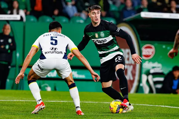 Rafa Soares ve Ivan Fresneda, Liga Portekiz maçı sırasında Estadio Jose Alvalade 'de (Maciej Rogowski) Sporting CP ve FC Famalicao takımları arasında görüldü.)