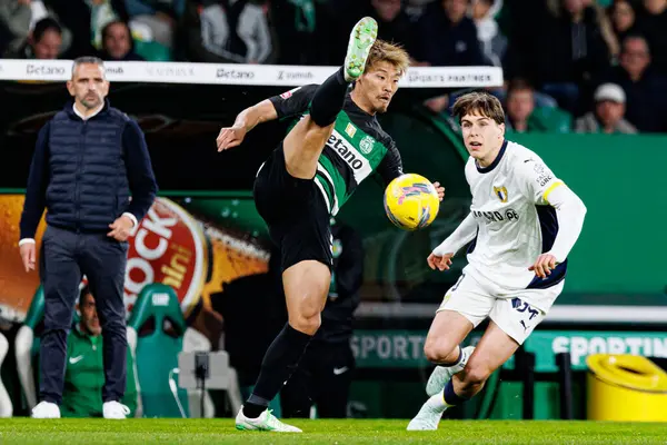 Hidemasa Morita ve Gustavo Sa, Liga Portekiz maçı sırasında Estadio Jose Alvalade 'de (Maciej Rogowski) Sporting CP ve FC Famalicao takımları arasında görüldü.)