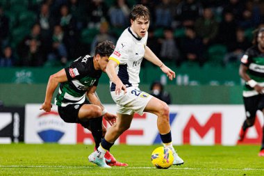 Maximiliano Araujo ve Gustavo Sa Liga Portekiz maçı sırasında Estadio Jose Alvalade 'de (Maciej Rogowski) Sporting CP ve FC Famalicao takımları arasında görüldü.)