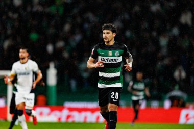 Maximiliano Araujo, Liga Portekiz maçı sırasında Estadio Jose Alvalade 'de (Maciej Rogowski) Sporting CP ve FC Famalicao takımları arasında görüldü.)