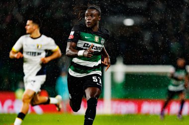 Estadio Jose Alvalade 'de (Maciej Rogowski) Sporting CP ve FC Famalicao takımları arasında oynanan Liga Portekiz maçı sırasında görülen Geovany Quenda)