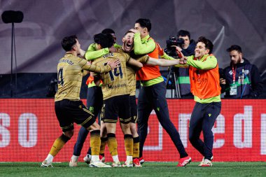 Real Sociedad 'ın oyuncuları, LaLiga EA SPORTS maçı sırasında Arkaitz Mariezkurrena' dan gol üstüne gol atarken Estadio de Vallecas 'ta Rayo Vallecano ve Real Sociedad de Futbol takımları arasında görüldü (Maciej Rogowski).)