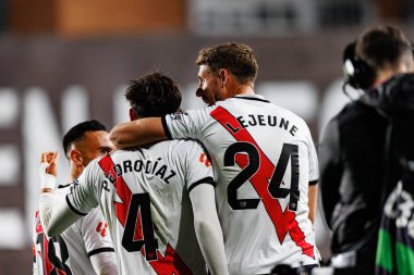 Pedro Diaz ve Florian Lejeune, Estadio de Vallecas 'ta Rayo Vallecano ve Real Sociedad de Futbol takımları arasında oynanan LaLiga EA Spor maçında gol üstüne gol atarken görüldü (Maciej Rogowski)