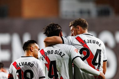 Pedro Diaz ve Florian Lejeune, Estadio de Vallecas 'ta Rayo Vallecano ve Real Sociedad de Futbol takımları arasında oynanan LaLiga EA Spor maçında gol üstüne gol atarken görüldü (Maciej Rogowski)