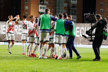 Rayo oyuncuları, Estadio de Vallecas 'ta Rayo Vallecano ve Real Sociedad de Futbol takımları arasında oynanan LaLiga EA Spor maçında Pedro Diaz' dan gol üstüne gol atarken görüldü (Maciej Rogowski)