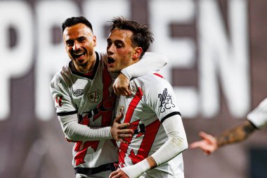 Pedro Diaz ve Alvaro Garcia, Estadio de Vallecas 'taki Rayo Vallecano ve Real Sociedad de Futbol takımları arasındaki LaLiga EA Spor maçında gol attıktan sonra kutlama yaparken görüldü (Maciej Rogowski)