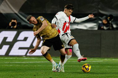 Sergio Gomez ve Andrei Ratiu, LaLiga EA SPORTS maçı sırasında Estadio de Vallecas 'ta Rayo Vallecano ve Real Sociedad de Futbol takımları arasında görüldü (Maciej Rogowski)