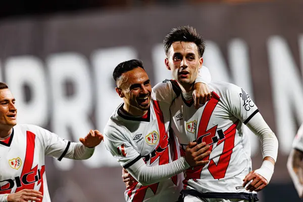 Pedro Diaz ve Alvaro Garcia, Estadio de Vallecas 'taki Rayo Vallecano ve Real Sociedad de Futbol takımları arasındaki LaLiga EA Spor maçında gol attıktan sonra kutlama yaparken görüldü (Maciej Rogowski)