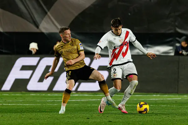 Sergio Gomez ve Andrei Ratiu, LaLiga EA SPORTS maçı sırasında Estadio de Vallecas 'ta Rayo Vallecano ve Real Sociedad de Futbol takımları arasında görüldü (Maciej Rogowski)