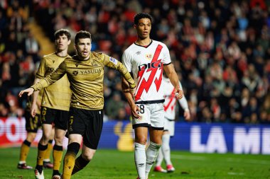 Igor Zubeldia ve Etienne Etoo Pineda, Estadio de Vallecas 'ta Rayo Vallecano ve Real Sociedad de Futbol takımları arasında oynanan LaLiga EA Spor karşılaşmasında görüldü (Maciej Rogowski)