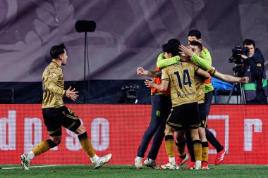 Real Sociedad 'ın oyuncuları, LaLiga EA SPORTS maçı sırasında Arkaitz Mariezkurrena' dan gol üstüne gol atarken Estadio de Vallecas 'ta Rayo Vallecano ve Real Sociedad de Futbol takımları arasında görüldü (Maciej Rogowski).)