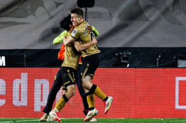 Real Sociedad 'ın oyuncuları, LaLiga EA SPORTS maçı sırasında Arkaitz Mariezkurrena' dan gol üstüne gol atarken Estadio de Vallecas 'ta Rayo Vallecano ve Real Sociedad de Futbol takımları arasında görüldü (Maciej Rogowski).)