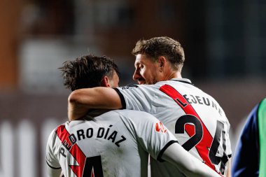 Pedro Diaz ve Florian Lejeune, Estadio de Vallecas 'ta Rayo Vallecano ve Real Sociedad de Futbol takımları arasında oynanan LaLiga EA Spor maçında gol üstüne gol atarken görüldü (Maciej Rogowski)