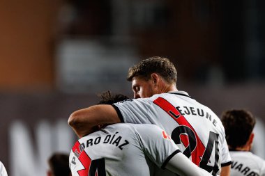 Pedro Diaz ve Florian Lejeune, Estadio de Vallecas 'ta Rayo Vallecano ve Real Sociedad de Futbol takımları arasında oynanan LaLiga EA Spor maçında gol üstüne gol atarken görüldü (Maciej Rogowski)