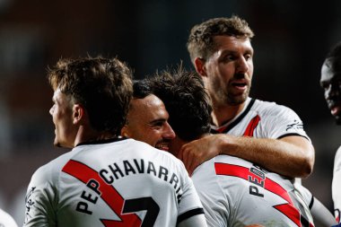 Rayo oyuncuları, Estadio de Vallecas 'ta Rayo Vallecano ve Real Sociedad de Futbol takımları arasında oynanan LaLiga EA Spor maçında Pedro Diaz' dan gol üstüne gol atarken görüldü (Maciej Rogowski)