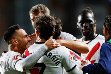 Rayo oyuncuları, Estadio de Vallecas 'ta Rayo Vallecano ve Real Sociedad de Futbol takımları arasında oynanan LaLiga EA Spor maçında Pedro Diaz' dan gol üstüne gol atarken görüldü (Maciej Rogowski)