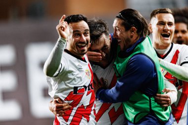 Rayo oyuncuları, Estadio de Vallecas 'ta Rayo Vallecano ve Real Sociedad de Futbol takımları arasında oynanan LaLiga EA Spor maçında Pedro Diaz' dan gol üstüne gol atarken görüldü (Maciej Rogowski)