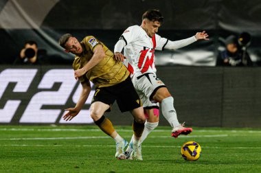 Sergio Gomez ve Andrei Ratiu, LaLiga EA SPORTS maçı sırasında Estadio de Vallecas 'ta Rayo Vallecano ve Real Sociedad de Futbol takımları arasında görüldü (Maciej Rogowski)