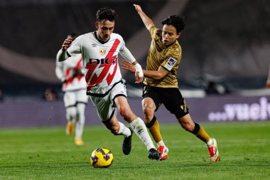 Pedro Diaz ve Takefusa Kubo, LaLiga EA SPORTS maçı sırasında Estadio de Vallecas 'ta Rayo Vallecano ve Real Sociedad de Futbol takımları arasında görüldü (Maciej Rogowski)