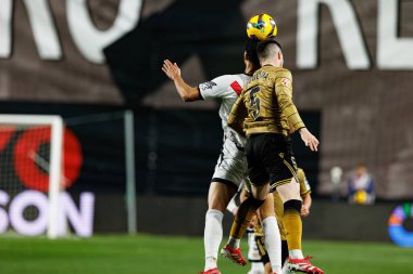 Etienne Etoo Pineda ve Igor Zubeldia, Estadio de Vallecas 'ta Rayo Vallecano ve Real Sociedad de Futbol takımları arasında oynanan LaLiga EA Spor karşılaşmasında görüldü (Maciej Rogowski)