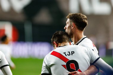 Oscar Trejo ve Florian Lejeune, Estadio de Vallecas 'ta Rayo Vallecano ve Real Sociedad de Futbol takımları arasında oynanan LaLiga EA Spor karşılaşmasında gol üstüne gol atarken görüldü (Maciej Rogowski)