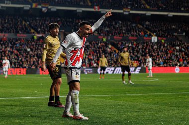 Jon Aramburu ve Alvaro Garcia, LaLiga EA SPORTS maçı sırasında Estadio de Vallecas 'ta Rayo Vallecano ve Real Sociedad de Futbol takımları arasında görüldü (Maciej Rogowski)