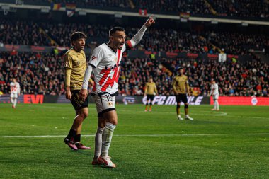 Jon Aramburu ve Alvaro Garcia, LaLiga EA SPORTS maçı sırasında Estadio de Vallecas 'ta Rayo Vallecano ve Real Sociedad de Futbol takımları arasında görüldü (Maciej Rogowski)