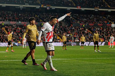 Jon Aramburu ve Alvaro Garcia, LaLiga EA SPORTS maçı sırasında Estadio de Vallecas 'ta Rayo Vallecano ve Real Sociedad de Futbol takımları arasında görüldü (Maciej Rogowski)