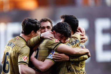Real Sociedad oyuncuları LaLiga EA SPORTS maçında Estadio de Vallecas 'ta Rayo Vallecano ve Real Sociedad de Futbol takımları arasında Martin Zubimendi' den gol üstüne gol atarken görüldü (Maciej Rogowski))
