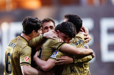 Real Sociedad oyuncuları LaLiga EA SPORTS maçında Estadio de Vallecas 'ta Rayo Vallecano ve Real Sociedad de Futbol takımları arasında Martin Zubimendi' den gol üstüne gol atarken görüldü (Maciej Rogowski))