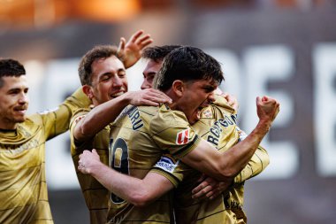 Real Sociedad oyuncuları LaLiga EA SPORTS maçında Estadio de Vallecas 'ta Rayo Vallecano ve Real Sociedad de Futbol takımları arasında Martin Zubimendi' den gol üstüne gol atarken görüldü (Maciej Rogowski))