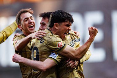 Real Sociedad oyuncuları LaLiga EA SPORTS maçında Estadio de Vallecas 'ta Rayo Vallecano ve Real Sociedad de Futbol takımları arasında Martin Zubimendi' den gol üstüne gol atarken görüldü (Maciej Rogowski))