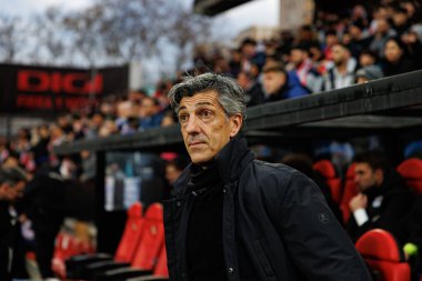 Estadio de Vallecas 'taki Rayo Vallecano ve Real Sociedad de Futbol (Maciej Rogowski) takımları arasında LaLiga EA SPORTS maçı sırasında görülen Imanol Alguacil Barrenetxea)