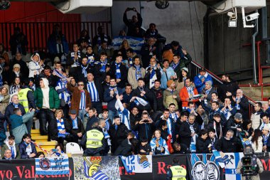 Real Sociedad taraftarları LaLiga EA SPORTS maçında Rayo Vallecano ve Real Sociedad de Futbol takımları arasında Estadio de Vallecas (Maciej Rogowski)
