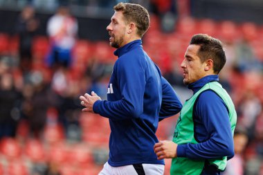 Florian Lejeune ve Oscar Trejo, LaLiga EA SPORTS maçı sırasında Estadio de Vallecas 'ta Rayo Vallecano ve Real Sociedad de Futbol takımları arasında görüldü (Maciej Rogowski)