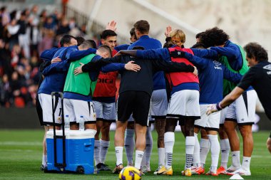 Rayo oyuncuları, Rayo Vallecano ve Real Sociedad de Futbol takımları arasında oynanan LaLiga EA SPORTS maçı sırasında Estadio de Vallecas 'ta (Maciej Rogowski)