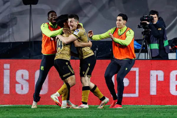 Real Sociedad 'ın oyuncuları, LaLiga EA SPORTS maçı sırasında Arkaitz Mariezkurrena' dan gol üstüne gol atarken Estadio de Vallecas 'ta Rayo Vallecano ve Real Sociedad de Futbol takımları arasında görüldü (Maciej Rogowski).)