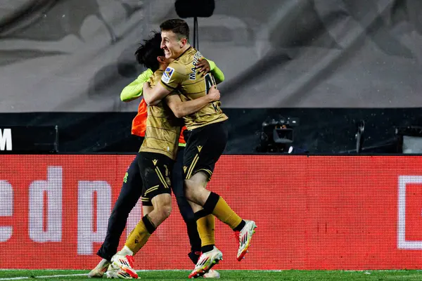 Real Sociedad 'ın oyuncuları, LaLiga EA SPORTS maçı sırasında Arkaitz Mariezkurrena' dan gol üstüne gol atarken Estadio de Vallecas 'ta Rayo Vallecano ve Real Sociedad de Futbol takımları arasında görüldü (Maciej Rogowski).)