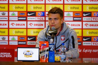 Kamil Piatkowski, 2026 Dünya Kupası 'nda Litvanya' ya karşı oynanan Dünya Kupası öncesinde Polonya Milli Takım Resmi Basın Konferansı sırasında görüldü (Maciej Rogowski)