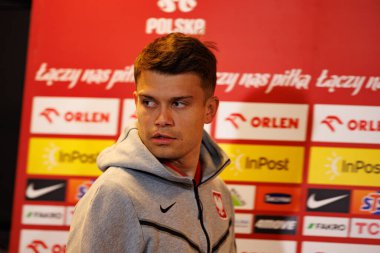 Kamil Piatkowski, 2026 Dünya Kupası 'nda Litvanya' ya karşı oynanan Dünya Kupası öncesinde Polonya Milli Takım Resmi Basın Konferansı sırasında görüldü (Maciej Rogowski)