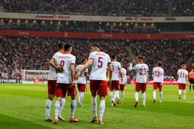 Robert Lewandowski ve Jan Bednarek, PGE Narodowy 'de (Maciej Rogowski) Polonya ve Litvanya milli takımları arasında oynanan 2026 Dünya Kupası ön eleme maçında gol üstüne gol atarken görüldü.)