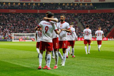Polonyalı oyuncular, PGE Narodowy 'de (Maciej Rogowski) Polonya ve Litvanya milli takımları arasında oynanan Dünya Kupası 2026 Avrupa Ön eleme maçında Robert Lewandowski' nin attığı golün ardından kutlanıyor.)