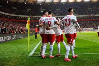 Polonyalı oyuncular, PGE Narodowy 'de (Maciej Rogowski) Polonya ve Litvanya milli takımları arasında oynanan Dünya Kupası 2026 Avrupa Ön eleme maçında Robert Lewandowski' nin attığı golün ardından kutlanıyor.)