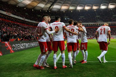 Polonyalı oyuncular, PGE Narodowy 'de (Maciej Rogowski) Polonya ve Litvanya milli takımları arasında oynanan Dünya Kupası 2026 Avrupa Ön eleme maçında Robert Lewandowski' nin attığı golün ardından kutlanıyor.)