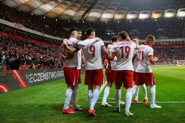 Polonyalı oyuncular, PGE Narodowy 'de (Maciej Rogowski) Polonya ve Litvanya milli takımları arasında oynanan Dünya Kupası 2026 Avrupa Ön eleme maçında Robert Lewandowski' nin attığı golün ardından kutlanıyor.)