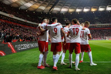 Polonyalı oyuncular, PGE Narodowy 'de (Maciej Rogowski) Polonya ve Litvanya milli takımları arasında oynanan Dünya Kupası 2026 Avrupa Ön eleme maçında Robert Lewandowski' nin attığı golün ardından kutlanıyor.)